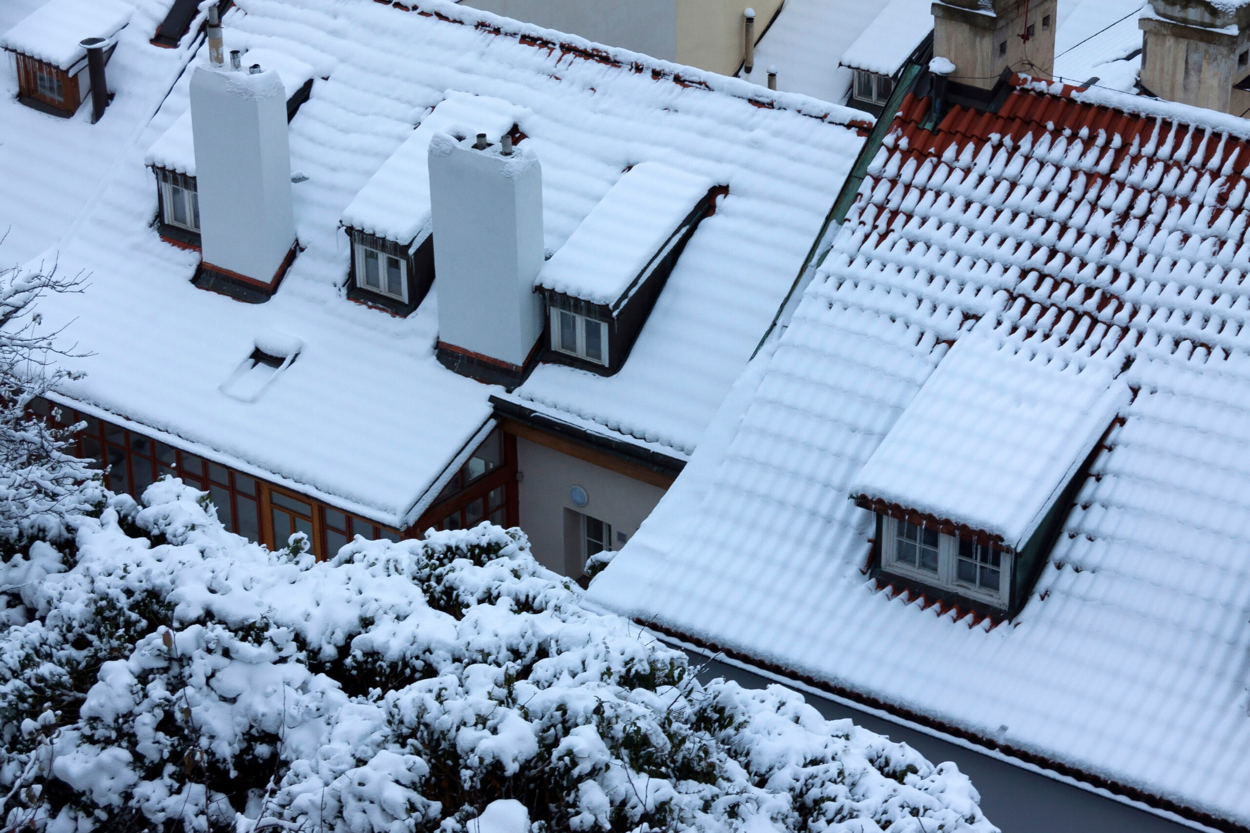 Winter Roof and Siding Maintenance Tips for Barrie and Newmarket Homes